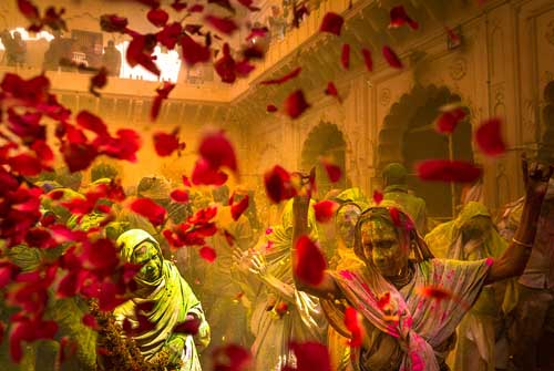 How To Calebrate Phoolon Wali Holi